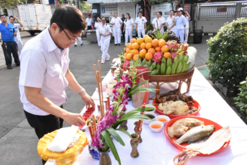 คุณพัฒนศักดิ์ แสนสมรส กรรมการผู้จัดการ บริษัท พี ควอลิตี้ แมชชีน พาร์ท จำกัด พร้อมด้วยพนักงาน จัดพิธีไหว้เจ้าในเทศการตรุษจีน ต้อนรับปีหนูทอง เนื่องในโอกาสวันตรุษจีน 2563